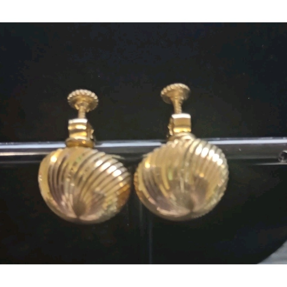 Vintage Napier Gold Tone Swirl Clip Earrings | Ribbed Dome Shell Design | Signed